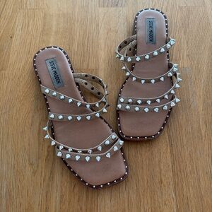 Steve Madden 7 Tan Square Toe Rock Stud Sandals
